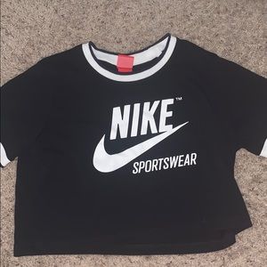 Nike short sleeve cropped tee